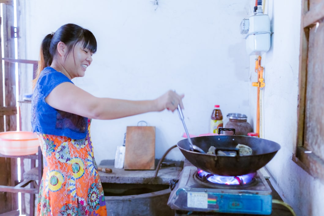woman_cooking_with_biogas-min